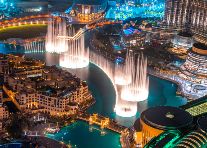 Theo cẩm nang du lịch Dubai, trung tâm mua sắm Dubai Mall và Dubai Fountain là hai điểm đến mà du khách có thể thuận tiện tham quan cùng một lúc