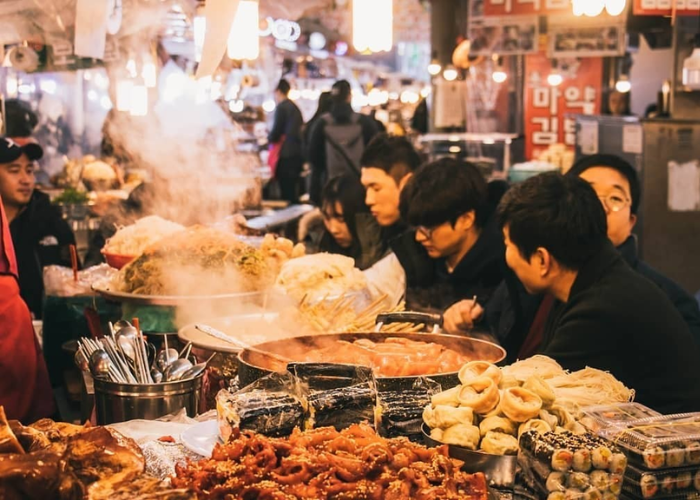 Đừng quên ghé qua các chợ truyền thống như chợ Myeongdong và chợ Namdaemun để thưởng thức ẩm thực đường phố đặc trưng của người Hàn