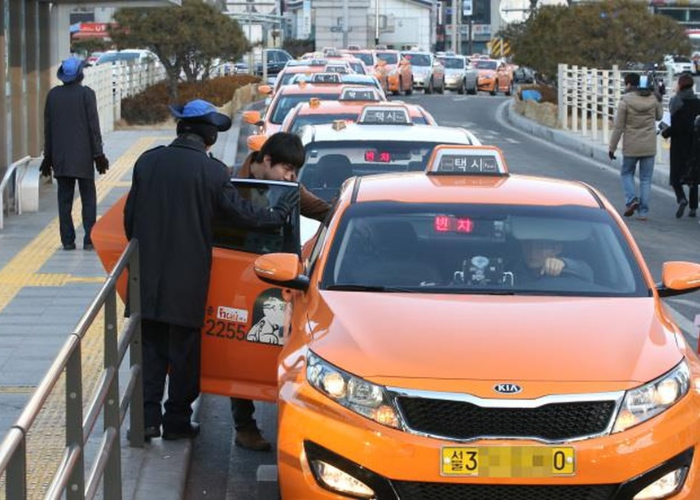 Taxi là phương tiện di chuyển khá phố biến nhưng có mức giá nhỉnh hơn so với các phương tiện công cộng nêu trên