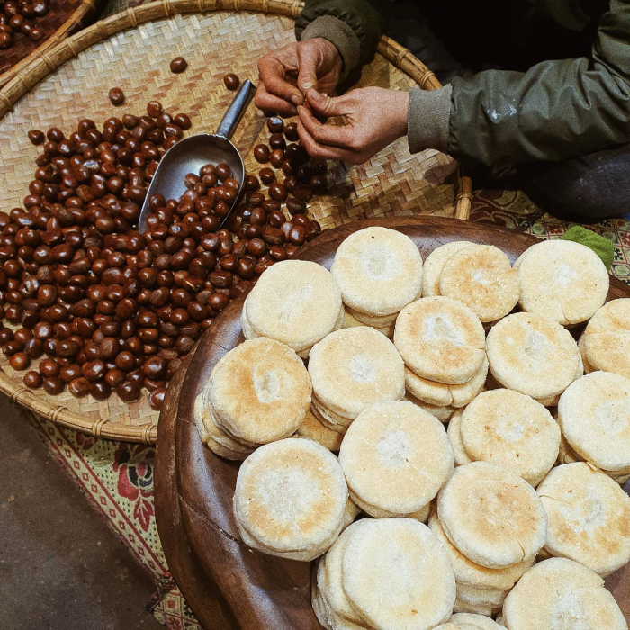 Hạt dẻ nướng và bánh hạt dẻ được bày bán khắp Sapa