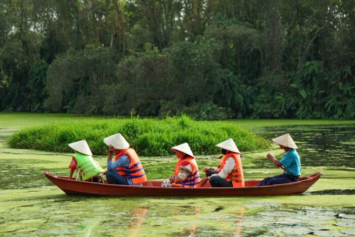 Đi thuyền du ngoạn ngắm cảnh ở rừng tràm chim Vị Thủy Hậu Giang