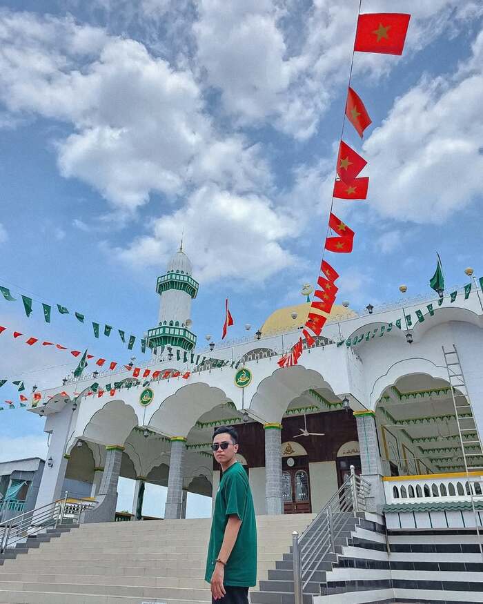 Thánh Đường Masjid Al-Ehsan An Giang là một trong những biểu tượng của đạo Hồi tại miền Tây 