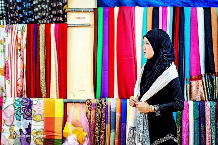 Mua đồ lưu niệm gần thánh Đường Masjid Al-Ehsan An Giang