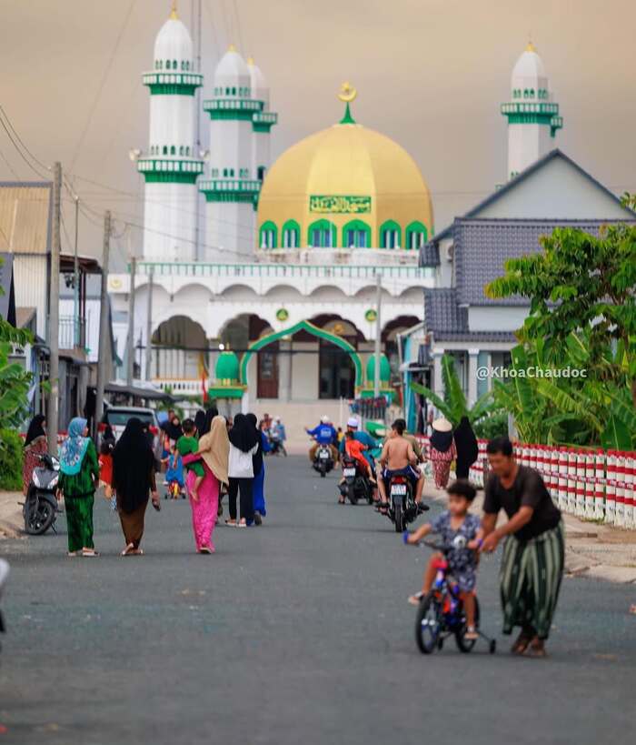 Thánh Đường Masjid Al-Ehsan An Giang là một trong những biểu tượng của đạo Hồi tại miền Tây 