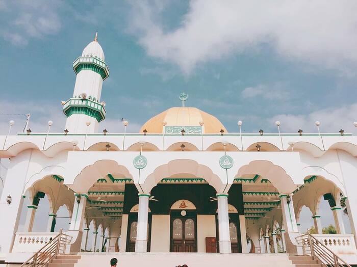 Thánh Đường Masjid Al-Ehsan An Giang là một trong những biểu tượng của đạo Hồi tại miền Tây 