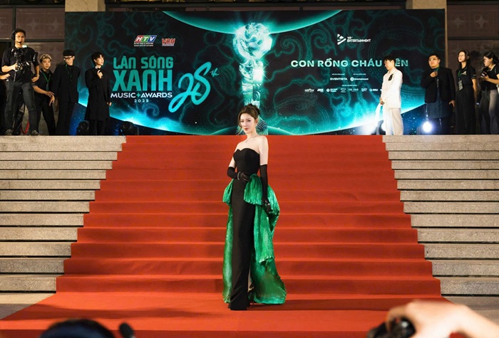 Lê Huỳnh Thúy Ngân xuất hiện nổi bật trên thảm đỏ Làn Sóng Xanh 2025 trong thiết kế váy dạ hội đen phối màu xanh lục. Ảnh: FBNV