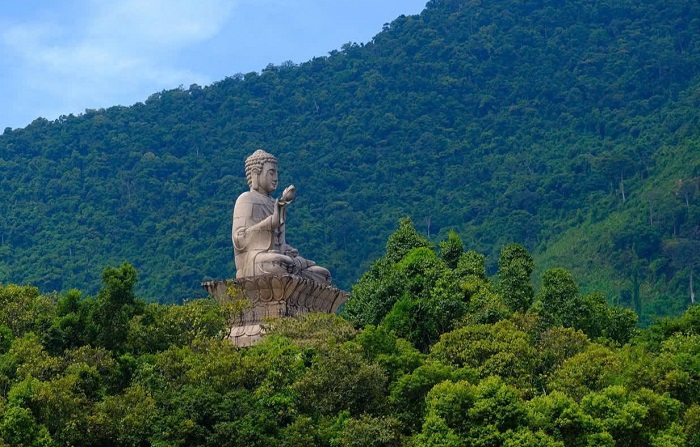 Chùa đẹp ở Huế có bức tượng Phật uy nghi cao 24m trên núi Bạch Mã