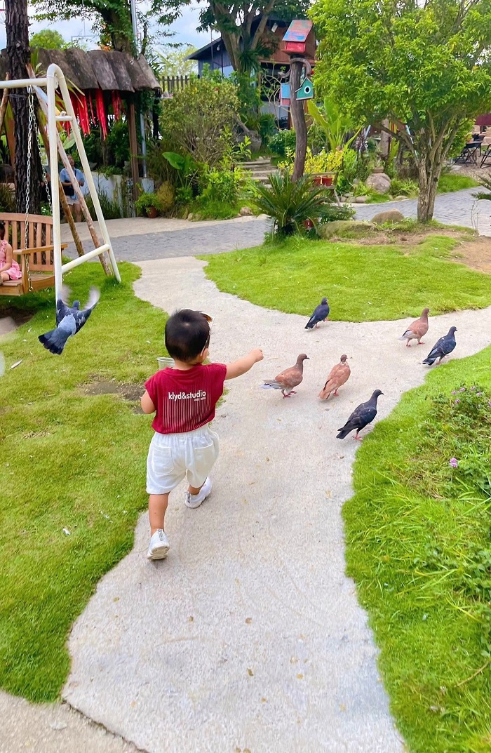 Các bé tha hồ vui chơi tại điểm du lịch gần sân bay Phú Bài Huế