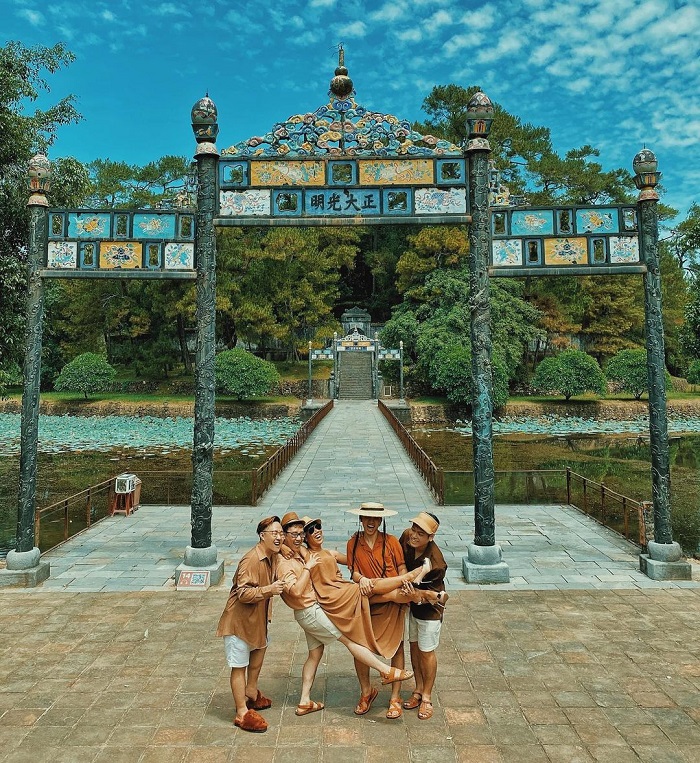 Điểm du lịch gần sân bay Phú Bài Huế Lăng vua Minh Mạng thu hút du khách 