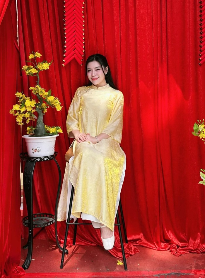 Nữ ca sĩ ghi điểm với nụ cười rạng rỡ và phong cách trang điểm trong trẻo. Ảnh: FBNV