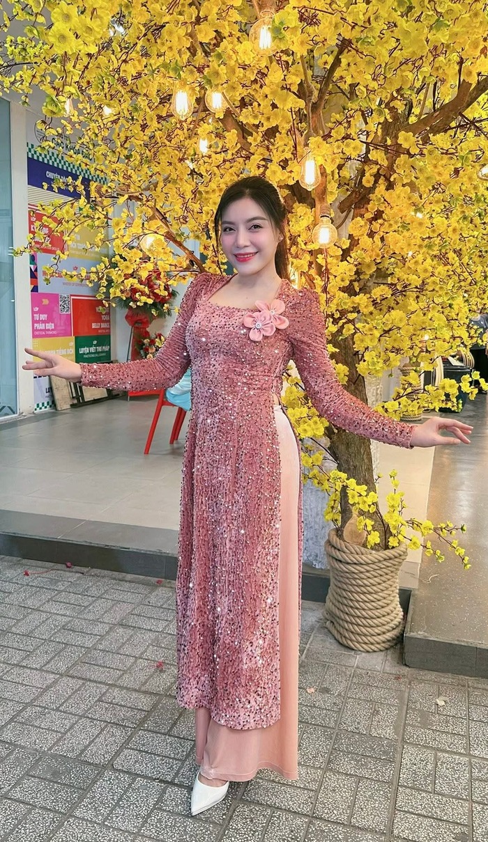 Nữ ca sĩ lựa chọn áo dài hồng đính kết để đi diễn, giúp cô nổi bật trên sân khấu. Ảnh: FBNV