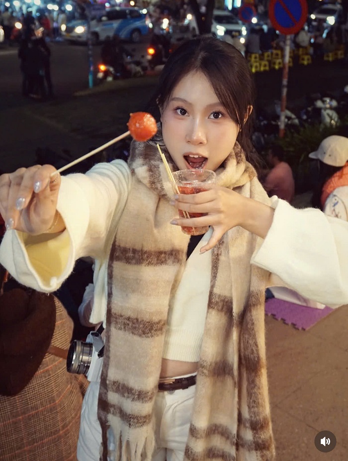 Kinh nghiệm mua sắm tại chợ đêm Đà Lạt phải thưởng thức dâu tây 