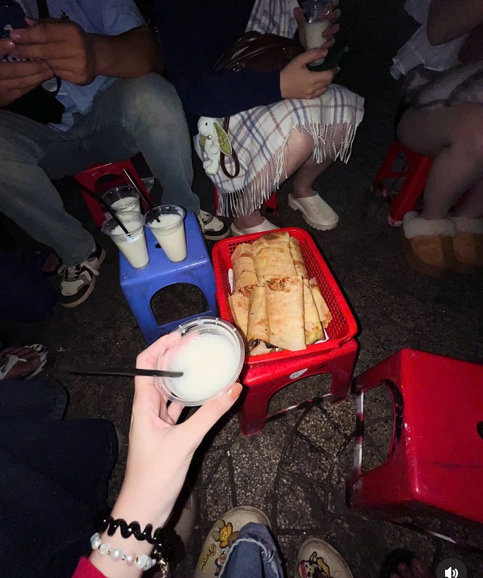 Kinh nghiệm mua sắm tại chợ đêm Đà Lạt bánh tráng nướng, sữa đậu nành 