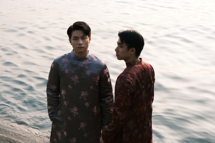 Cặp đôi dạo bước bên hồ nước, khoảnh khắc đời thường nhưng toát lên sự gắn bó và yên bình.