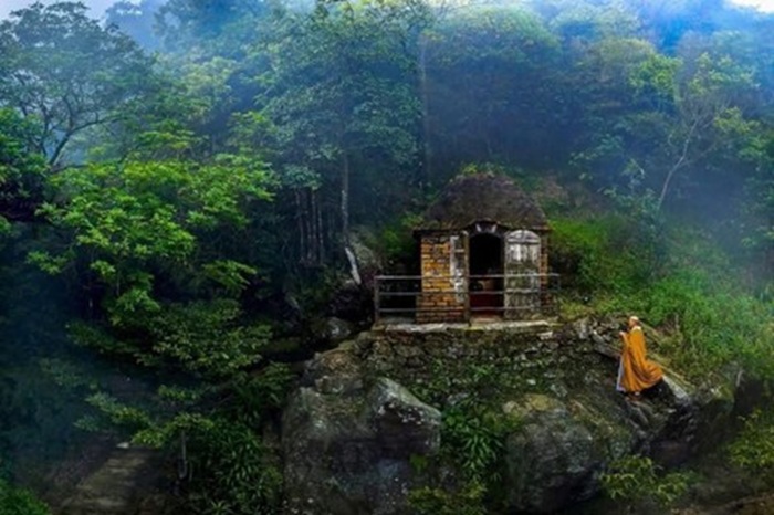 Am chùa Ngoạ Vân cổ kính và trang nghiêm giữa đại ngàn. Am chùa Ngoạ Vân cổ kính và trang nghiêm giữa đại ngàn.