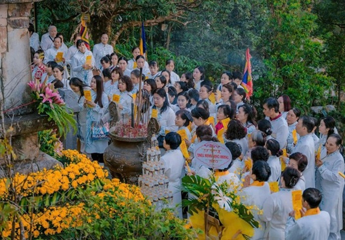 Phật tử hành hương và cầu phúc hằng năm tại chùa Ngoạ Vân. Phật tử hành hương và cầu phúc hằng năm tại chùa Ngoạ Vân.