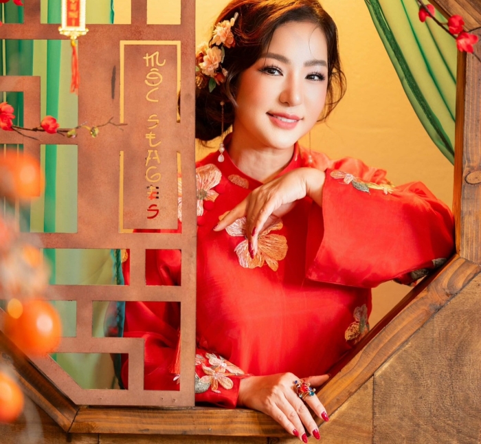 Danh hài Thúy Nga diện áo dài rực rỡ đón Xuân trên đất Mỹ