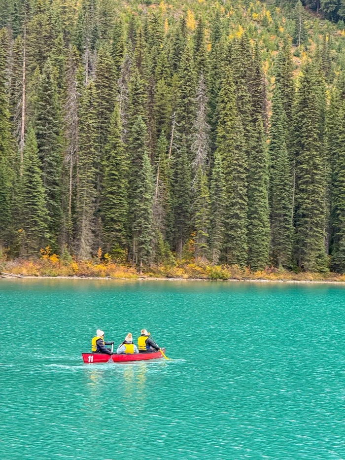 Các hồ nước đẹp nhất ở Canada - Hồ Emerald