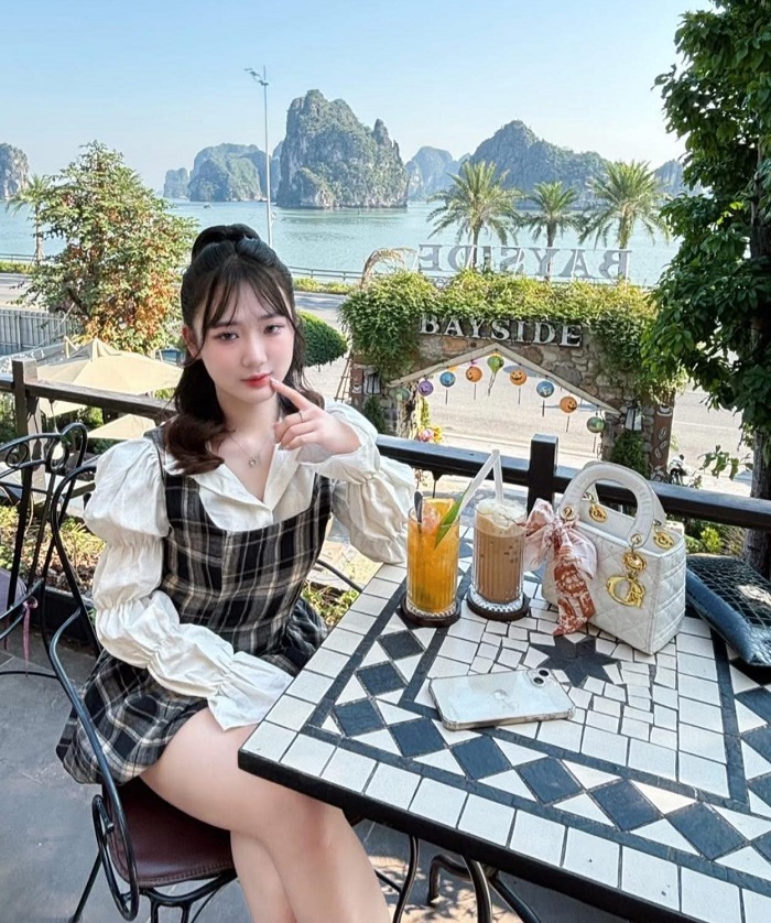 Dọc đường Trần Quốc Nghiễn gần Cánh buồm đỏ Hạ Long có rất nhiều quán cà phê đẹp