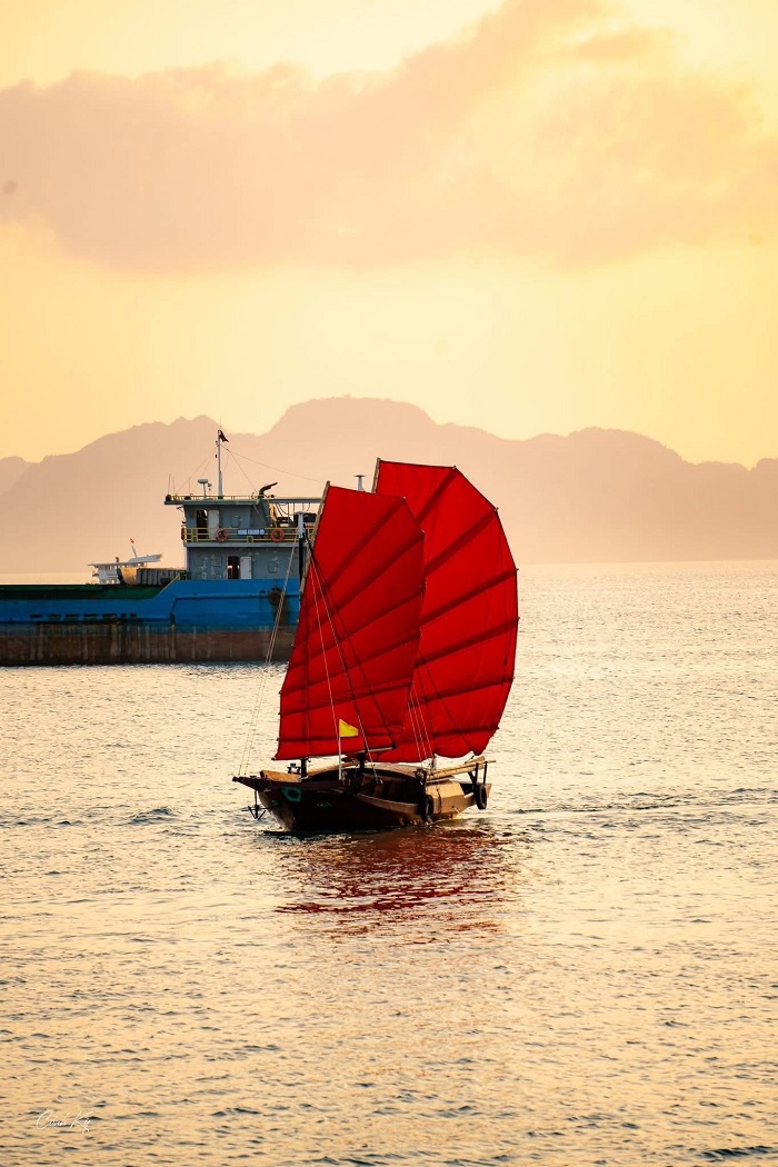 Lập team tới check in cánh buồm đỏ Hạ Long nào