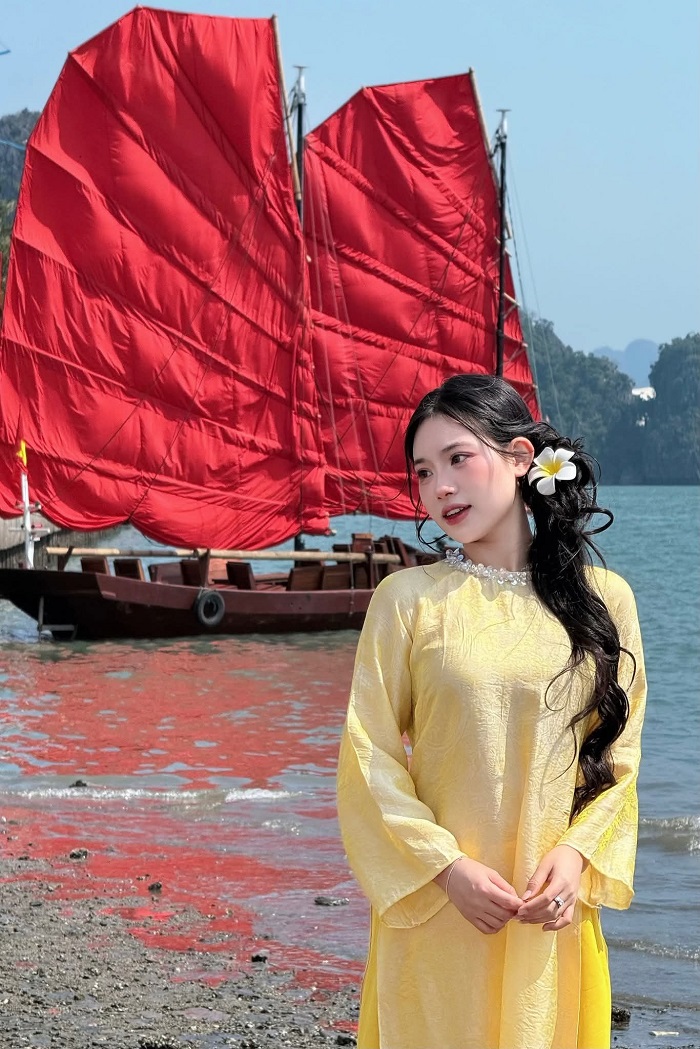 Cánh buồm đỏ Hạ Long là cánh buồm Ba Vách nổi tiếng một thời của Quảng Ninh