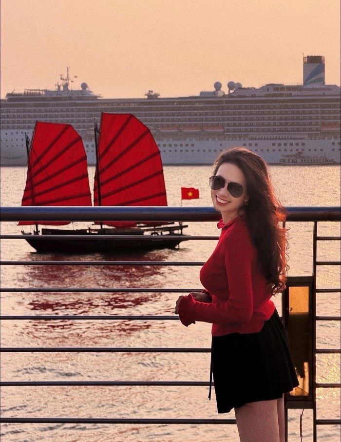 Nhiều góc check in đẹp với cánh buồm đỏ Hạ Long