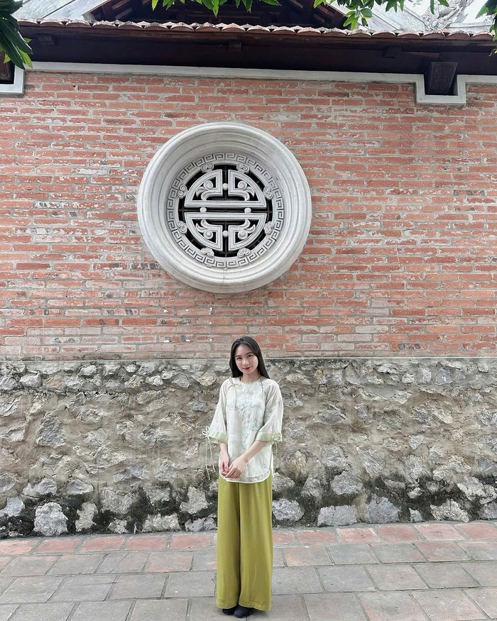 mặc đồ kín đáo khi ghé thăm đền Cờn Nghệ An 