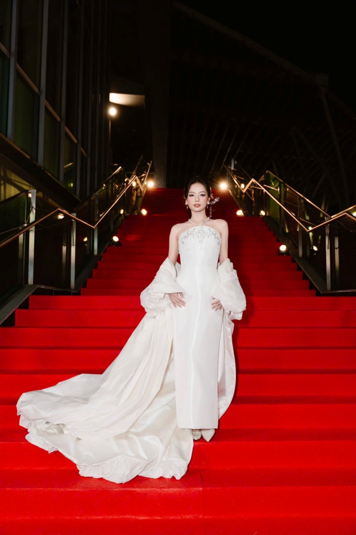 Trên thảm đỏ của một trong những sự kiện văn hóa được mong chờ nhất năm, Lê Hạ Anh lựa chọn phong cách sang trọng nhưng không kém phần trẻ trung. Nữ diễn viên diện thiết kế đến từ Idy Atelier, kết hợp cùng trang sức của Elivie Jewelry. Qua bàn tay của stylist Nguyễn Đức Thạnh và chuyên gia trang điểm, Lê Hạ Anh toát lên vẻ đẹp ngọt ngào, rạng rỡ, nhận được nhiều lời khen ngợi từ giới mộ điệu.