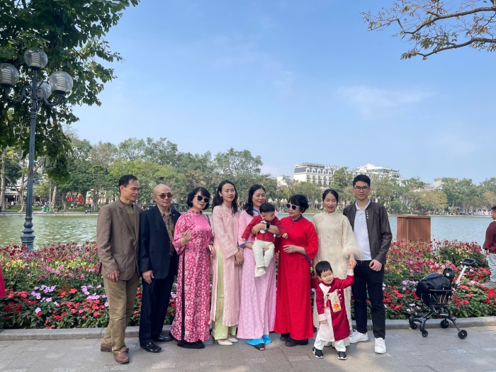 Nhiều thế hệ trong một gia đình cùng nhau du xuân dưới tiết trời trong lành. Khuôn mặt mỗi người ánh lên niềm hân hoan, hạnh phúc trong dịp Tết đến, xuân về.