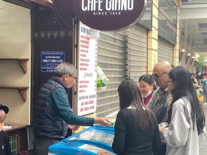 Tại các tuyến phố cổ lân cận, đông đảo du khách hào hứng hòa mình vào dòng người du xuân, tham quan, mua sắm những món quà lưu niệm mang đậm dấu ấn văn hóa Hà Nội. Nhiều cửa hàng, dịch vụ mở cửa xuyên Tết để phục vụ nhu cầu ẩm thực của người dân. Giữa tiết trời se lạnh đầu xuân, thưởng thức một que kem Tràng Tiền - đặc sản gắn liền với ký ức của người Hà Nội là một trải nghiệm không thể bỏ qua.