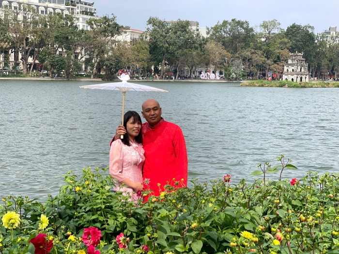 Càng về trưa, không khí du xuân tại bờ Hồ Hoàn Kiếm càng trở nên náo nhiệt, dệt nên bức tranh Tết Hà Nội thanh lịch, hào hoa và tràn đầy sức sống. Trong sự bình yên của phố phường, dường như mọi lo toan của năm cũ đều được gác lại, nhường chỗ cho niềm hân hoan, phấn khởi và hy vọng về một năm mới khởi sắc.