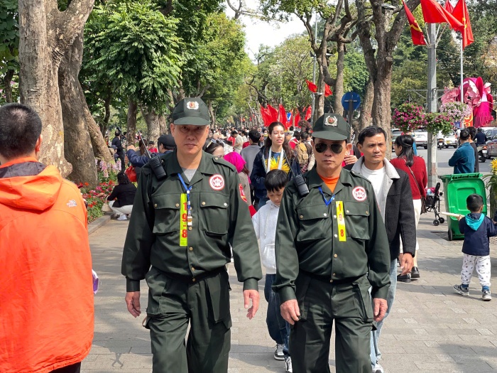 Dù lượng người đổ về khu vực hồ Hoàn Kiếm du xuân tăng cao, nhưng theo ghi nhận của phóng viên, tình trạng chen lấn, xô đẩy hầu như không xảy ra. Công tác đảm bảo an ninh trật tự, an toàn đô thị được duy trì thường xuyên, góp phần giữ gìn hình ảnh Thủ đô nghìn năm văn hiến trong dịp Tết Nguyên đán.