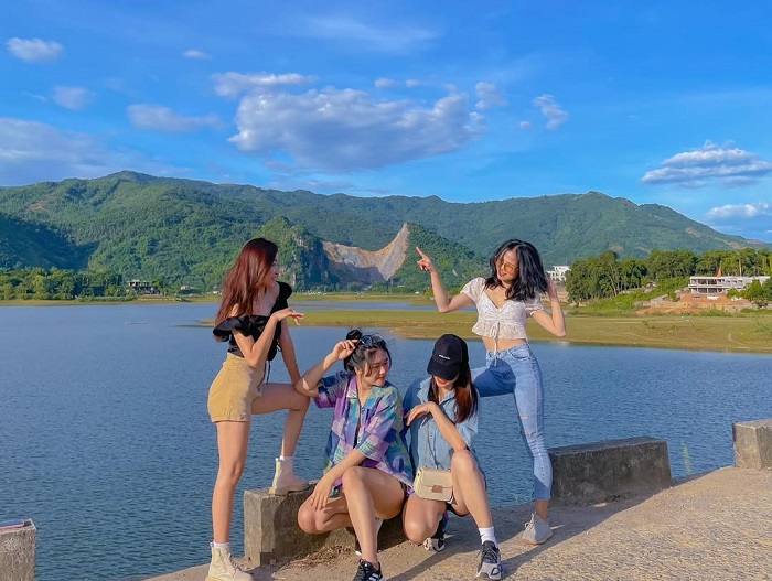 Hồ Đồng Chanh Hòa Bình thu hút nhiều du khách