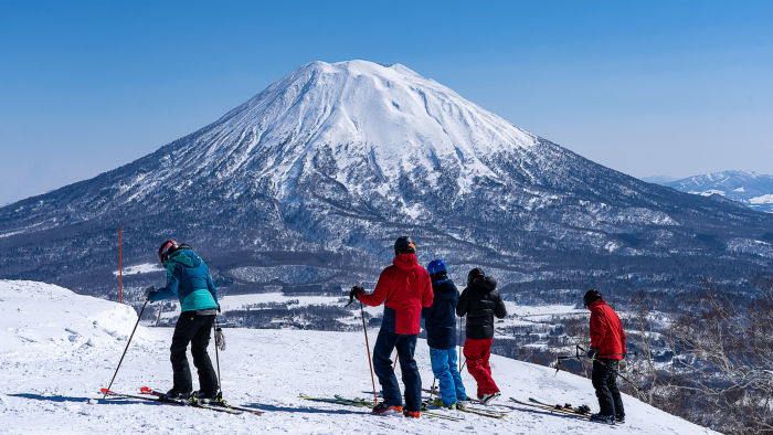 Niseko gồm bốn khu trượt tuyết chính là Grand Hirafu, Hanazono, Niseko Village và Annupuri. Các khu vực này được kết nối liền mạch, tạo nên một hệ thống trượt tuyết quy mô lớn bậc nhất trên đảo Hokkaido. Nơi đây được mệnh danh là “thánh địa của tuyết bột mịn”, nổi tiếng với chất lượng tuyết khô, nhẹ và dày, thu hút đông đảo vận động viên chuyên nghiệp cũng như những người đam mê trượt tuyết từ khắp nơi trên thế giới. Hầu hết các khu nghỉ dưỡng cao cấp tại Niseko đều cung cấp dịch vụ dạy trượt tuyết với đội ngũ huấn luyện viên quốc tế, phù hợp cho mọi cấp độ, từ người mới bắt đầu đến tay trượt giàu kinh nghiệm.  Không chỉ hấp dẫn bởi trượt tuyết, Niseko còn mang đến nhiều trải nghiệm mùa đông đặc sắc khác như dạo bộ trên những con đường mòn phủ tuyết trắng, tham gia hoạt động xe trượt tuyết do chó Husky kéo hay thư giãn trong các suối nước nóng onsen nổi tiếng, giúp du khách tận hưởng trọn vẹn vẻ đẹp và không khí mùa đông đặc trưng của vùng đất này.
