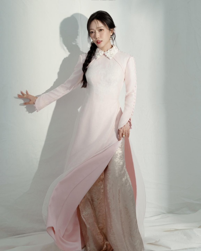 Cô nàng xinh đẹp trong tà áo dài pastel truyền thống đậm chất Việt Nam