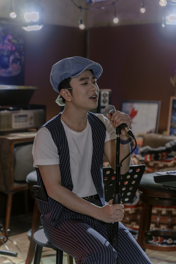 Ngọc Phụng biểu diễn các ca khúc Xuân quen thuộc bằng cách tiếp cận mới mẻ, hiện đại. Ảnh: NVCC