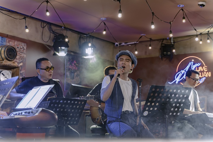 Ngọc Phụng dẫn dắt khán giả đi qua nhiều cung bậc cảm xúc trong dự án Phụng Live Xuân. Ảnh: NVCC