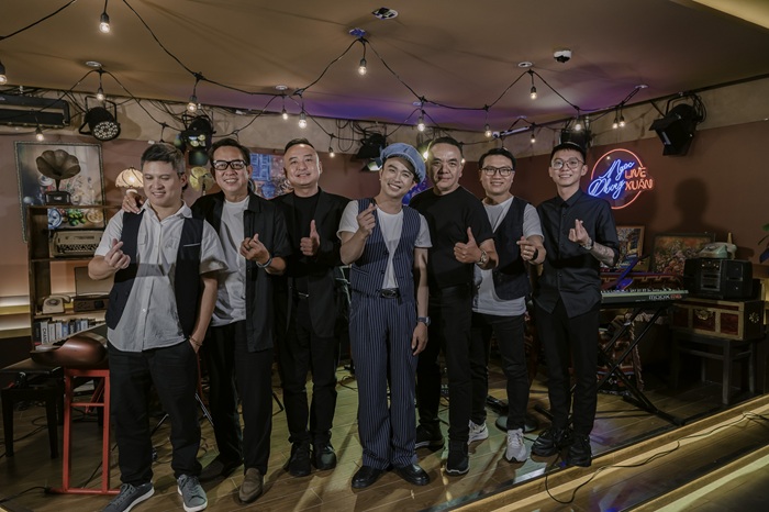 Sự kết hợp giữa ca sĩ Ngọc Phụng cùng ban nhạc Duệ Hùng cùng nhau tạo nên sản phẩm âm nhạc đầy chất chất lượng. Ảnh: NVCC