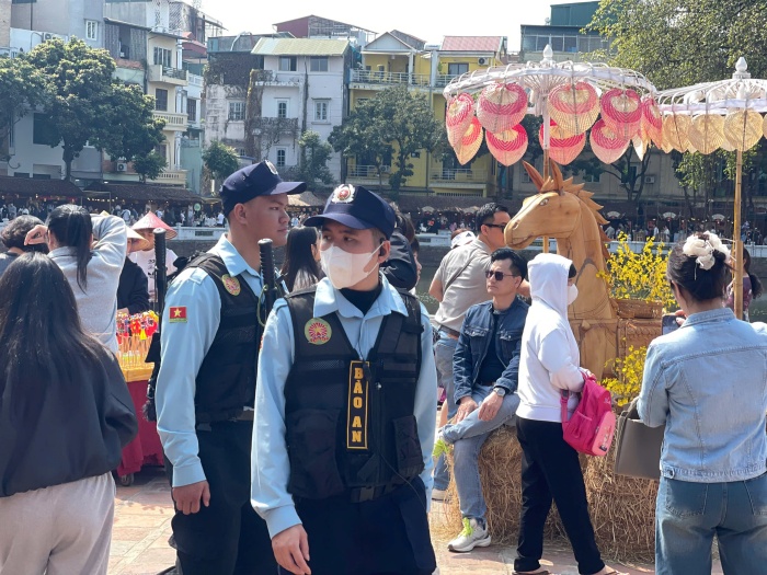 Dù lượng khách tăng cao, công tác bảo đảm an ninh trật tự, an toàn đô thị tại khu vực Văn Miếu Quốc Tử Giám vẫn được triển khai chặt chẽ. Qua đó, góp phần giữ gìn hình ảnh Thủ đô ngàn năm văn hiến, văn minh và an toàn trong những ngày đầu năm mới.