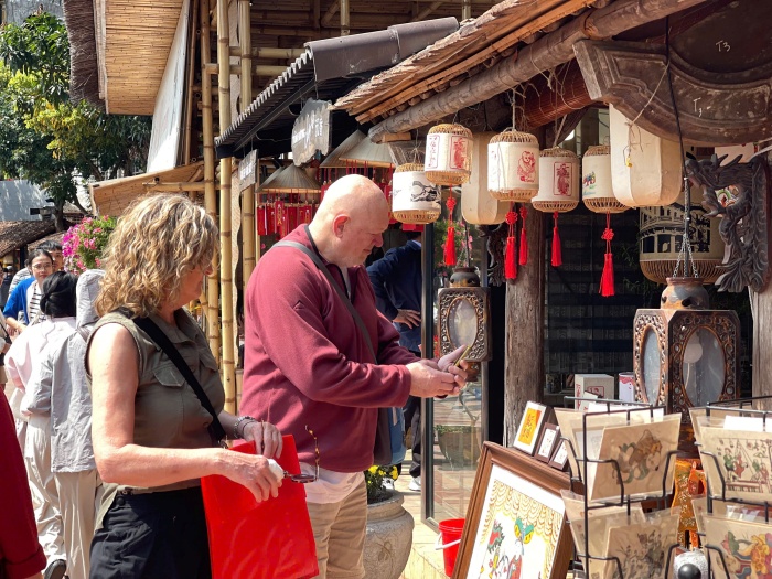 Nhiều du khách nước ngoài bày tỏ niềm phấn khích, hứng thú với những tác phẩm nghệ thuật truyền thống của Việt Nam.