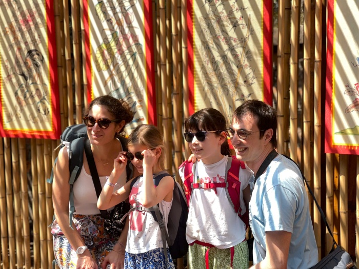 Không gian giao thoa giữa hàng tre mộc mạc và sắc xuân rực rỡ được bài trí hài hòa với những câu đối, tranh dân gian, biểu tượng 2026... trở thành điểm dừng chân để du khách chụp ảnh, thưởng lãm và lưu giữ những khoảnh khắc đầu năm.