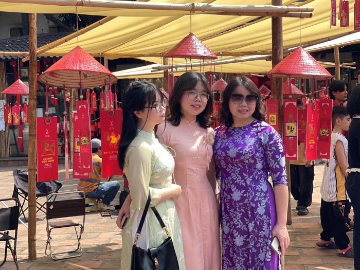 Chị Nguyễn Uyển Như (phường Tây Hồ, Hà Nội) cho biết, nhiều năm nay gia đình chị vẫn duy trì thói quen đến Văn Miếu du xuân đầu năm vì có nhiều cảnh đẹp, và dâng lễ trước ban thờ Khổng Tử, các bậc hiền nhân, đồng thời xin chữ cầu mong một năm mới bình an, con cháu trong gia đình học tập tiến bộ.