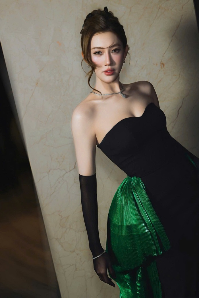 Lê Huỳnh Thúy Ngân ghi điểm với phong thái tự tin, chuyên nghiệp trong từng góc chụp. Ảnh: FBNV