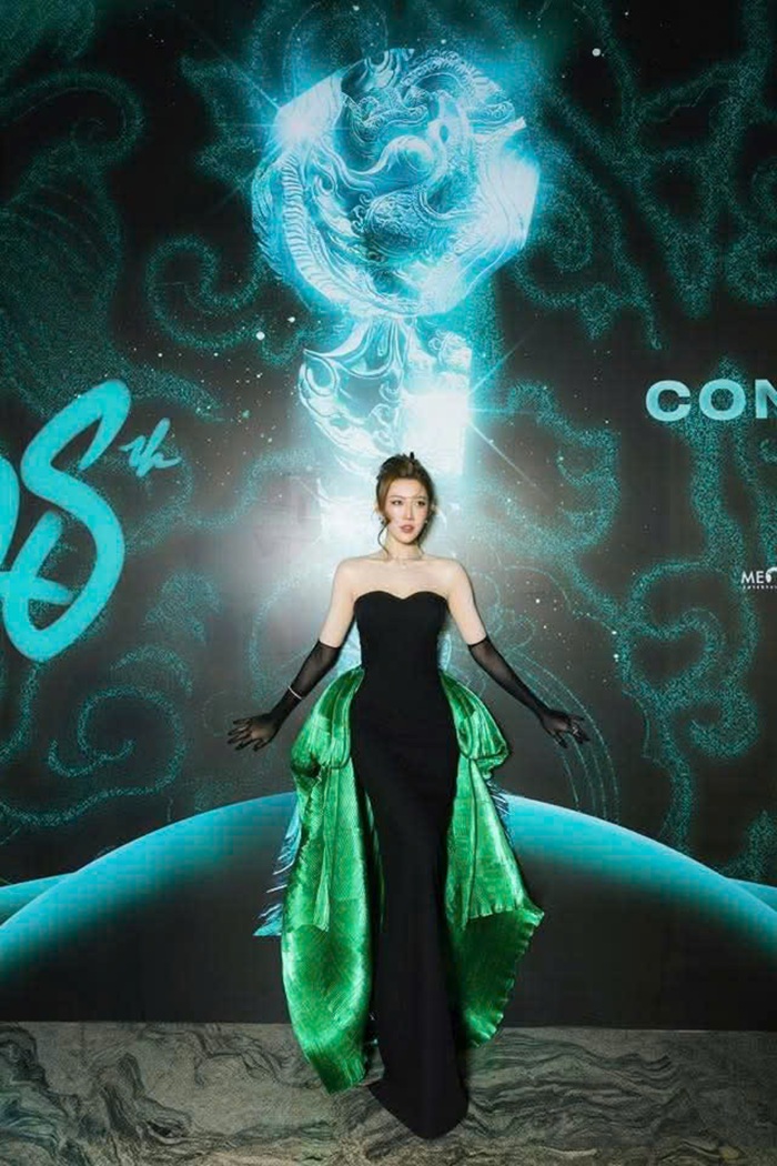 Nữ diễn viên khoe thần thái cuốn hút khi tạo dáng trước ống kính, phom váy ôm sát giúp tôn trọn vóc dáng. Ảnh: FBNV