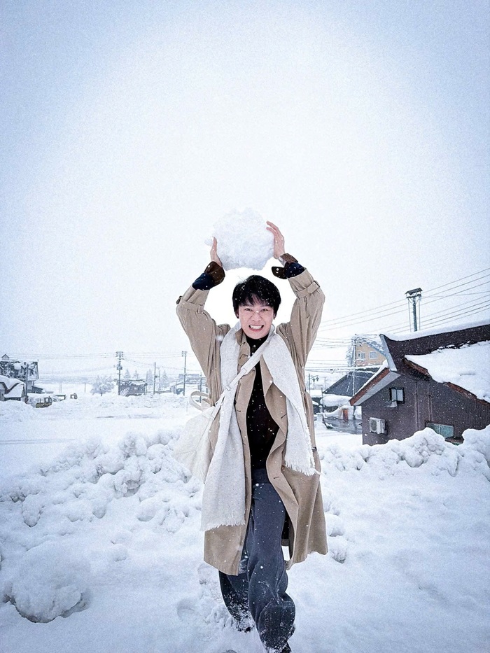 Quang Trung ghi lại khoảnh khắc nghịch tuyết trong chuyến du lịch Nhật Bản. Ảnh: FBNV