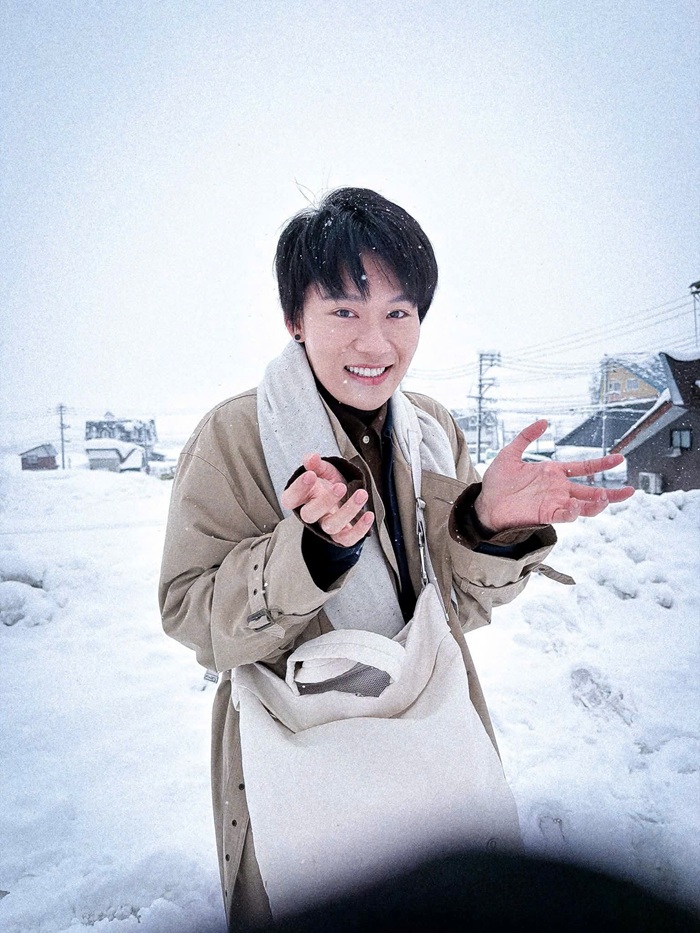 Nam diễn viên với biểu cảm dễ thương giữa không gian tuyết trắng tại Nhật Bản. Ảnh: FBNV