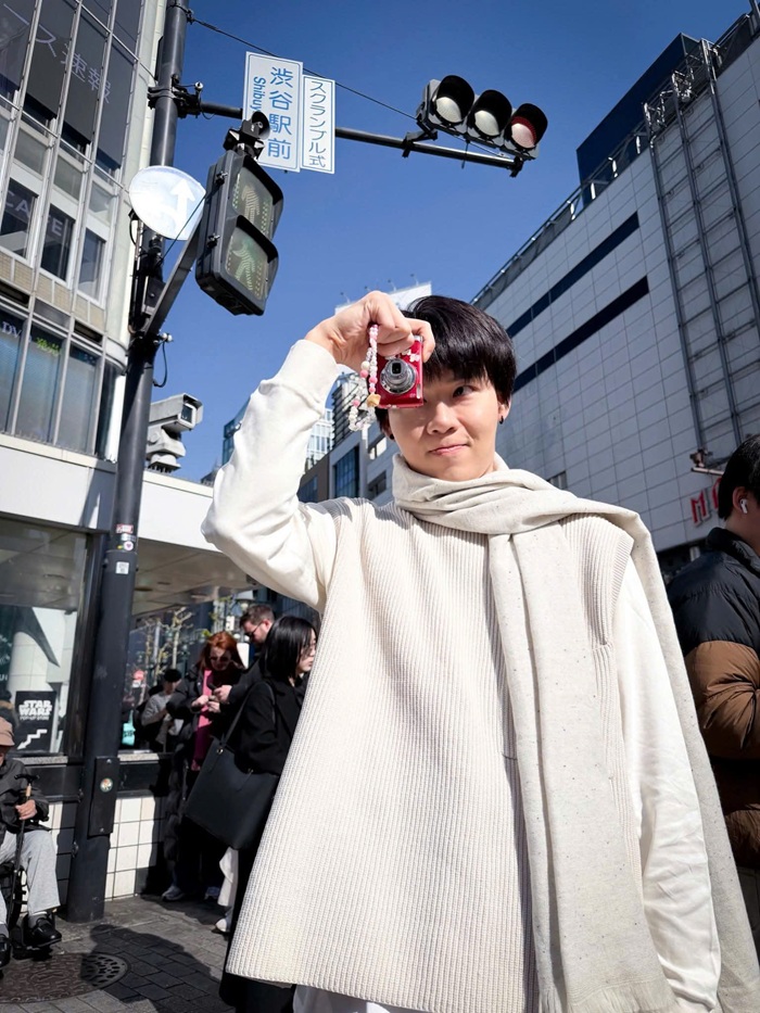 Quang Trung mang theo máy ảnh trong chuyến tham quan các khu vực đô thị. Ảnh: FBNV