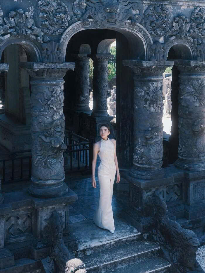 Hoa hậu Nguyễn Cao Kỳ Duyên tạo dáng giữa không gian kiến trúc, nổi bật trong thiết kế ôm sát tông trắng. Ảnh: Instagram nhân vật
