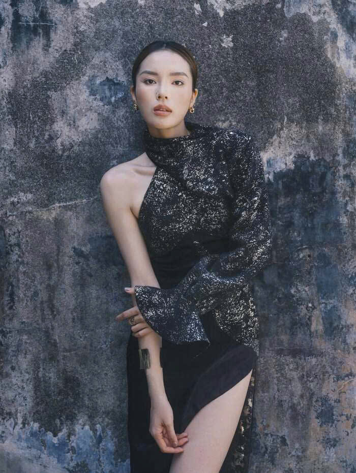 Tạo dáng tiết chế, ánh nhìn trực diện, Kỳ Duyên giữ được sự trang nghiêm cần thiết khi xuất hiện trong bối cảnh mang đậm yếu tố văn hóa – lịch sử. Ảnh: Instagram nhân vật