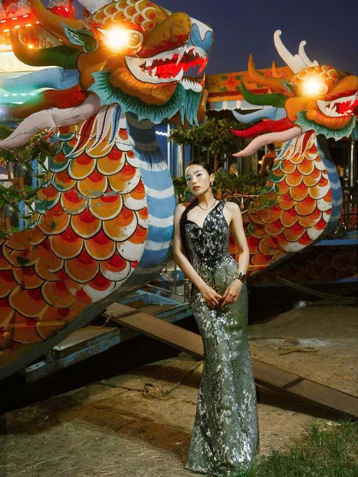 Khoảnh khắc người đẹp xuất hiện bên mô hình rồng rực sắc màu. Ảnh: Instagram nhân vật